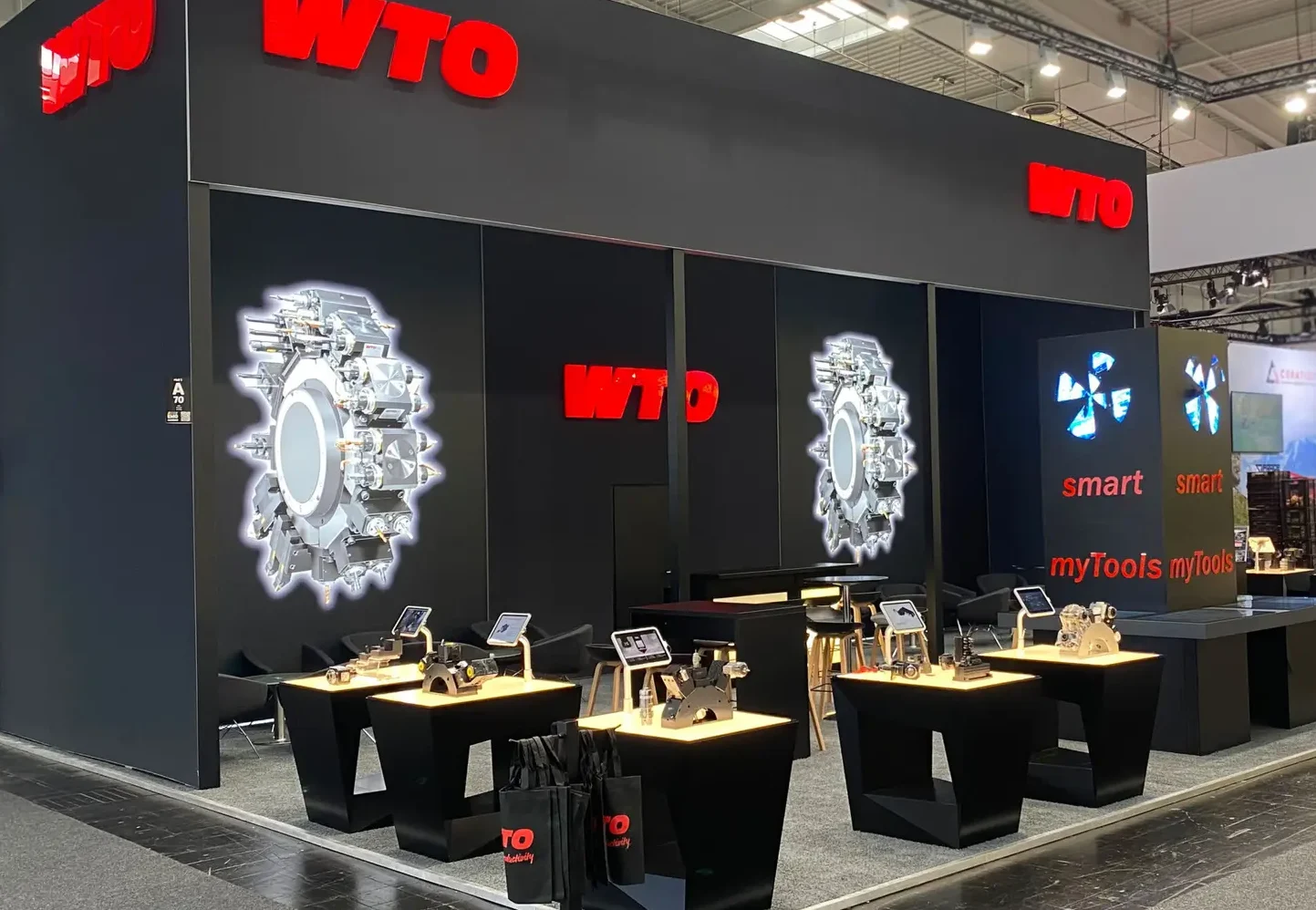 Exklusive WTO Messestand Projekte von Expoline Messedesign, Messestand in schwarz rot gehalten