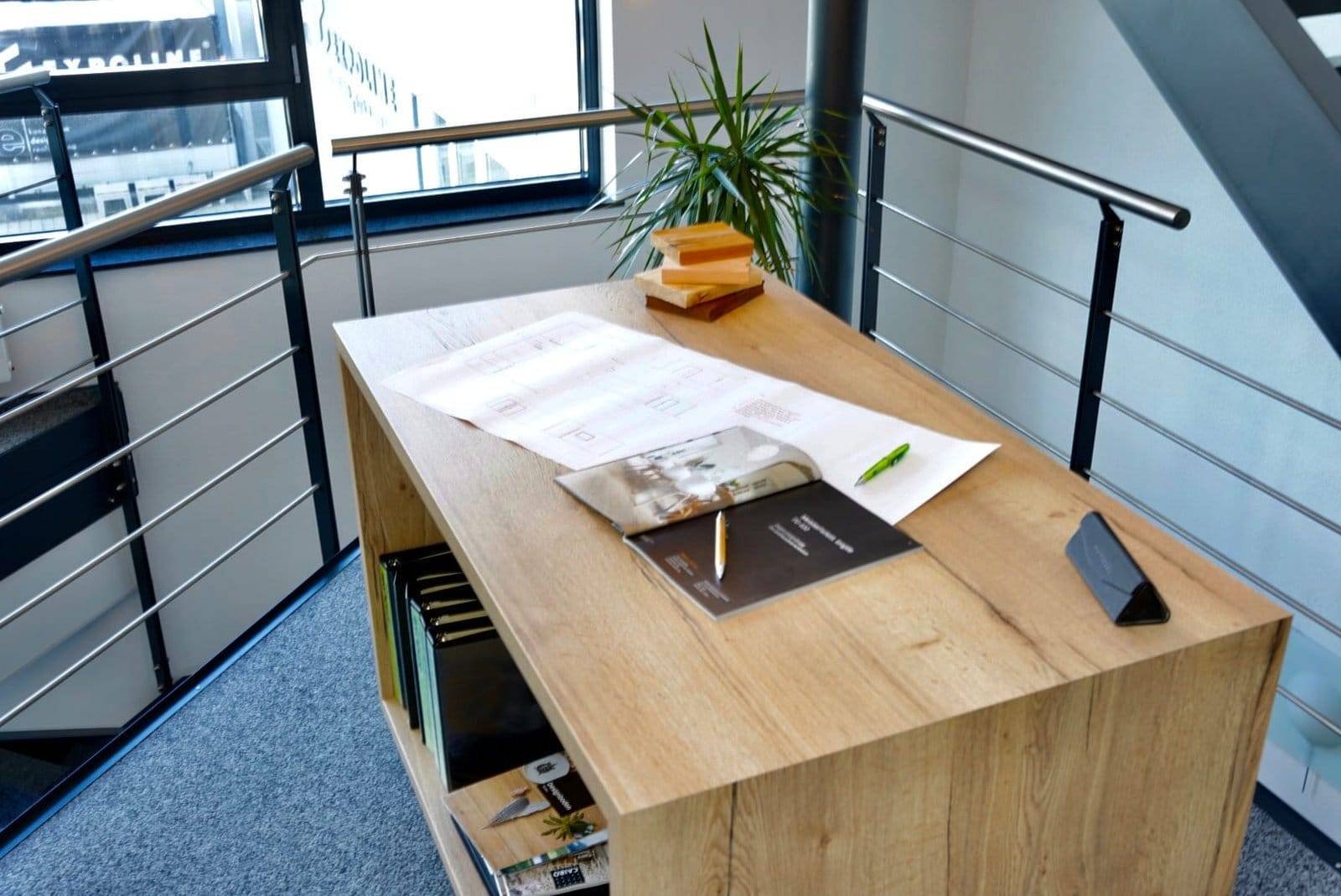 Arbeitstisch design | expoline messedesign Arbeitstisch in holzoptik mit plänen im expoline büro