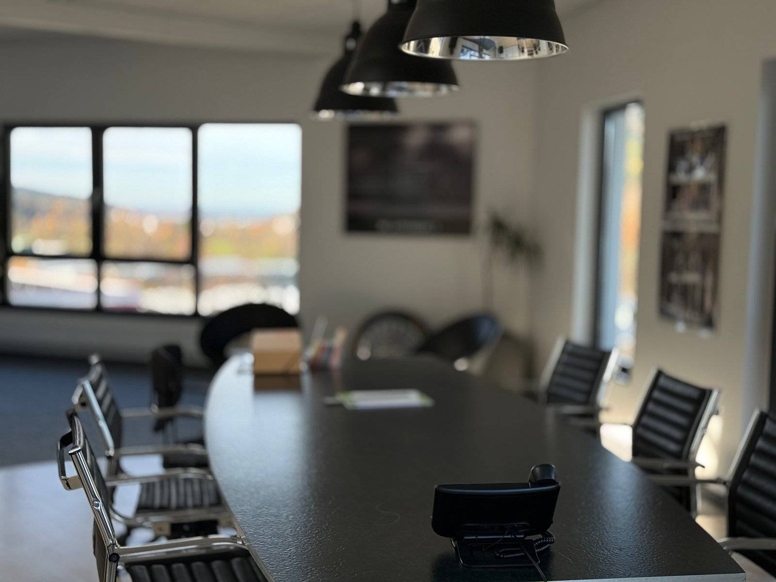 Expoline meetingroom | expoline messedesign Moderner meetingraum mit dunklen möbeln im expoline gebäude