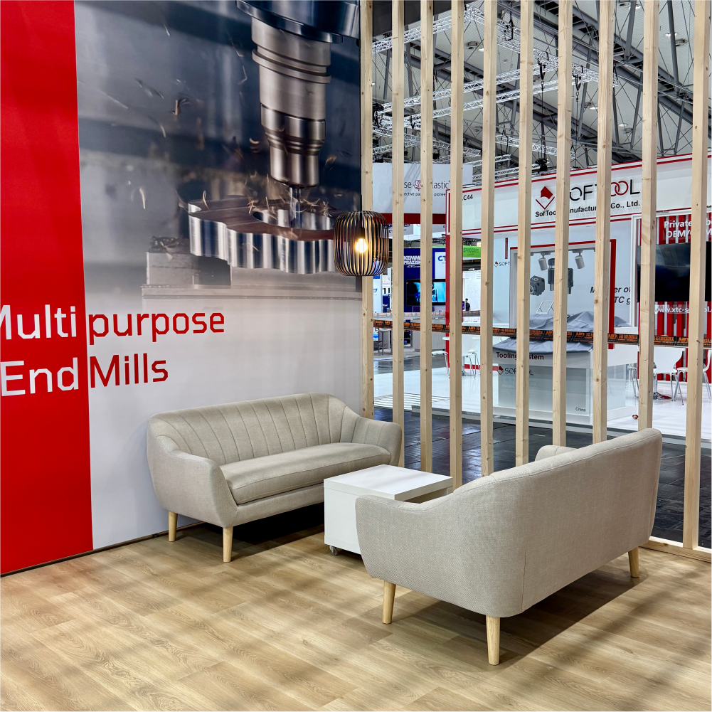 Messestand mit sofas und einer gemütlichen lounch- von expoline