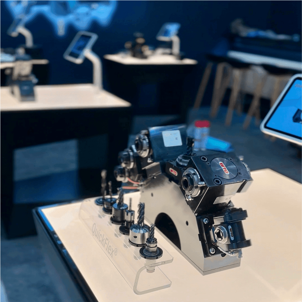 Ansicht eines messedisplays mit werkzeugrevolver als ausstellungswerkzeug-von expoline